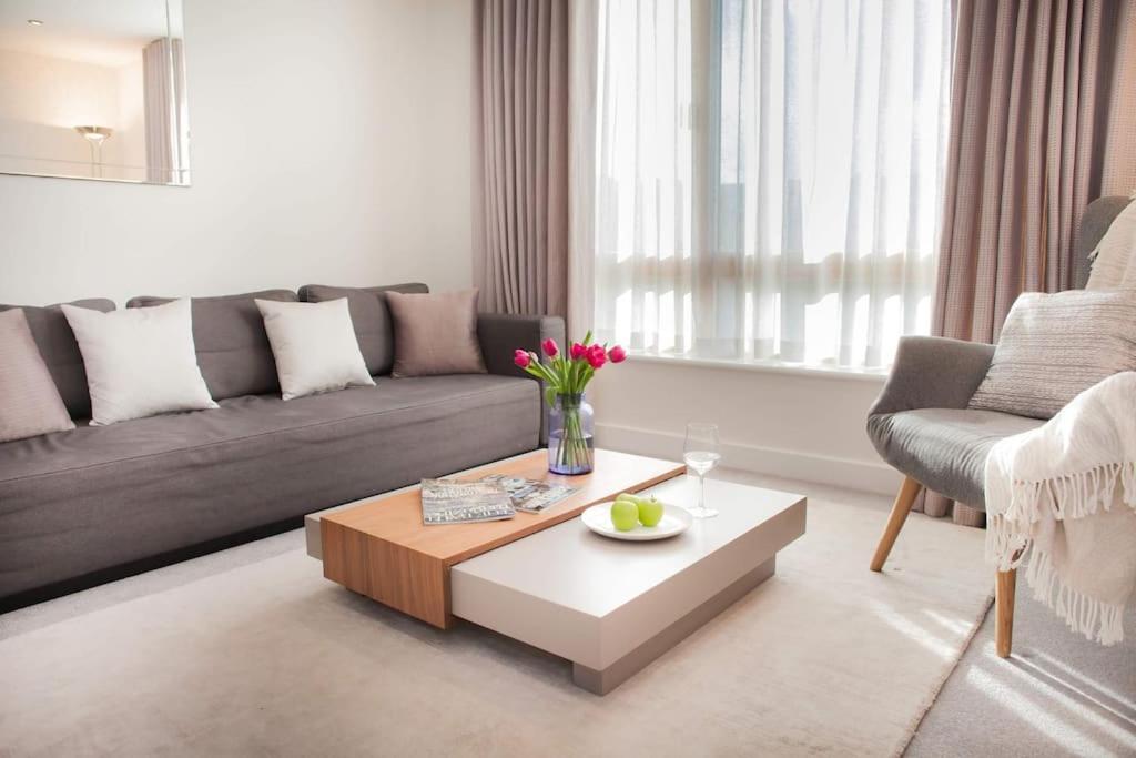 Stylish And Central Two Bedroom & Two Bathroom Apartment With Free Parking Dış mekan fotoğraf