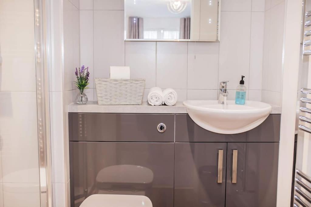 Stylish And Central Two Bedroom & Two Bathroom Apartment With Free Parking Dış mekan fotoğraf