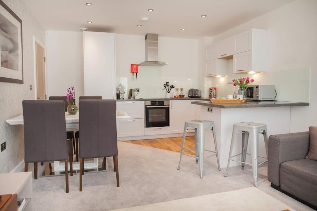 Stylish And Central Two Bedroom & Two Bathroom Apartment With Free Parking Dış mekan fotoğraf